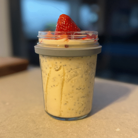 Banana split overnight oats