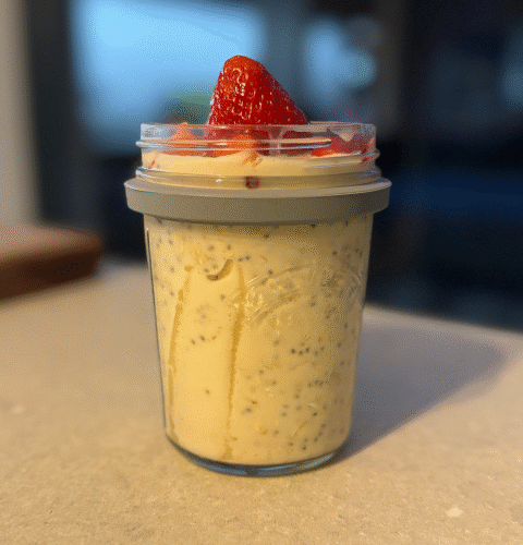 Banana split overnight oats